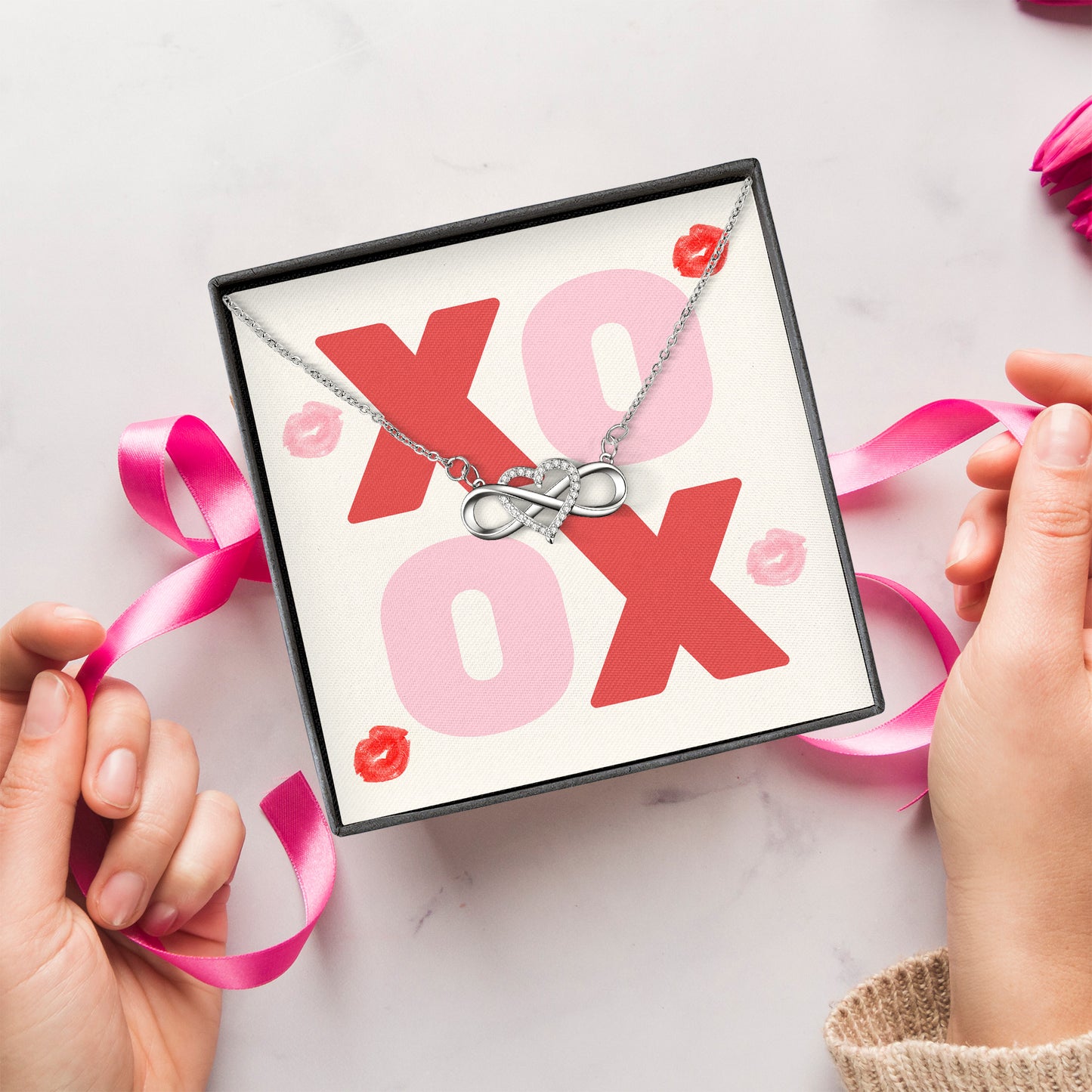 XOXO - Posveta sa lančićem za nju