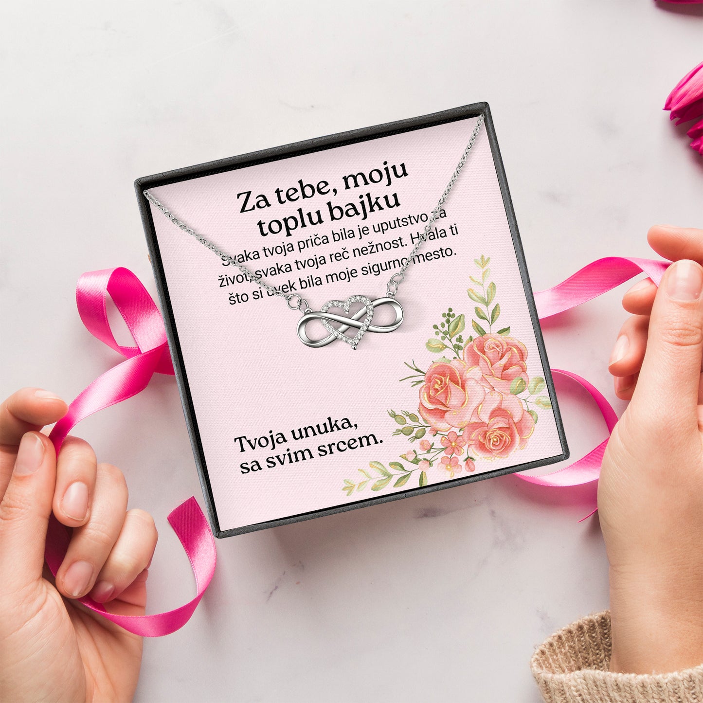 Za tebe, moju toplu bajku – Posveta sa lančićem za baku od unuke (pink ruže)