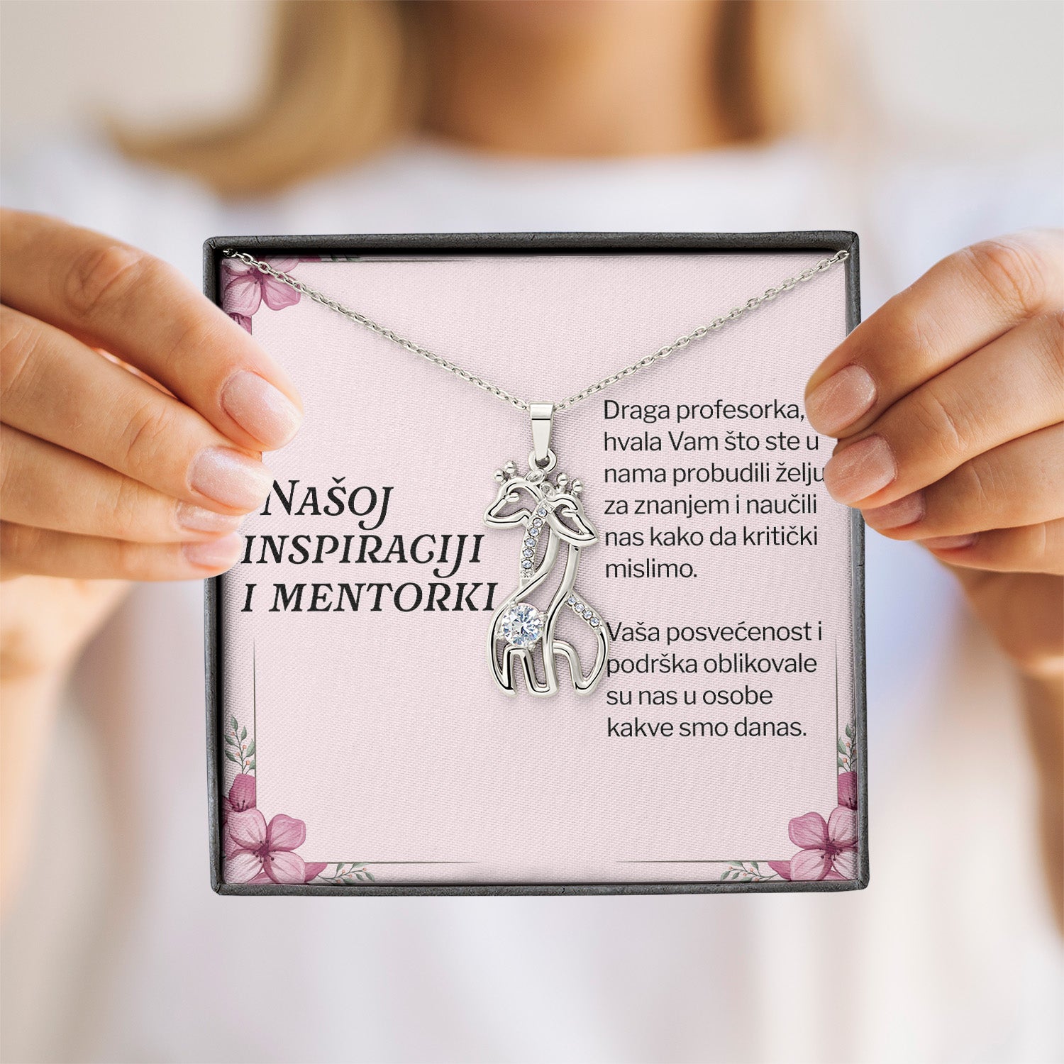 Našoj inspiraciji i mentorki - Posveta sa lančićem za učiteljicu (Žirafa)