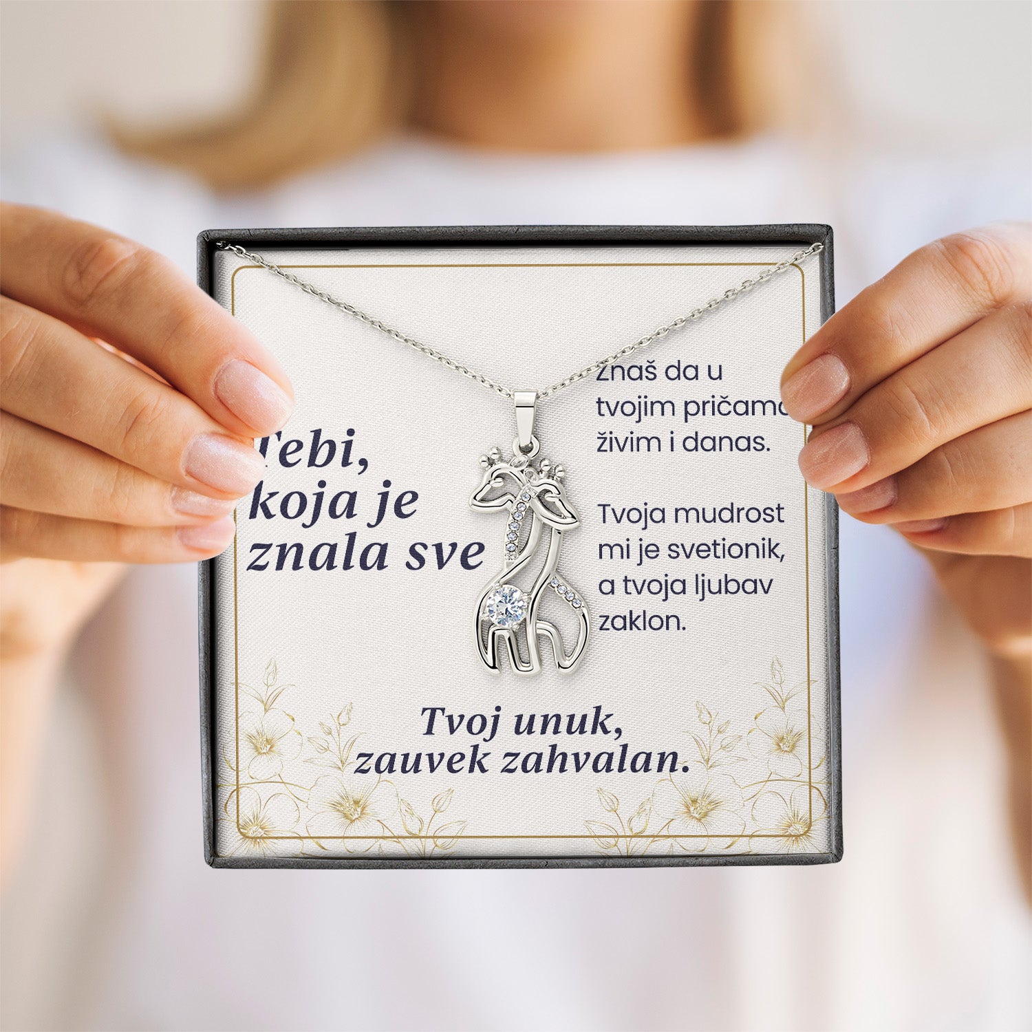 Tebi, koja je znala sve– Posveta sa lančićem za baku od unuka (Žirafa)