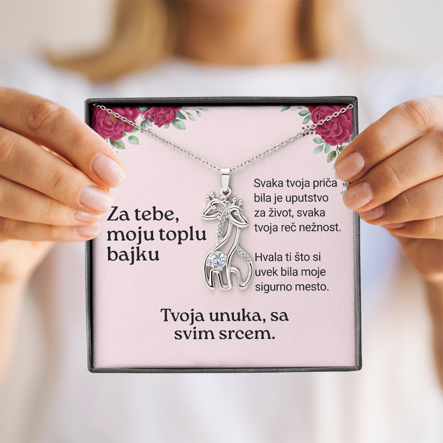 Za tebe, moju toplu bajku – Posveta sa lančićem za baku od unuke (Žirafa)