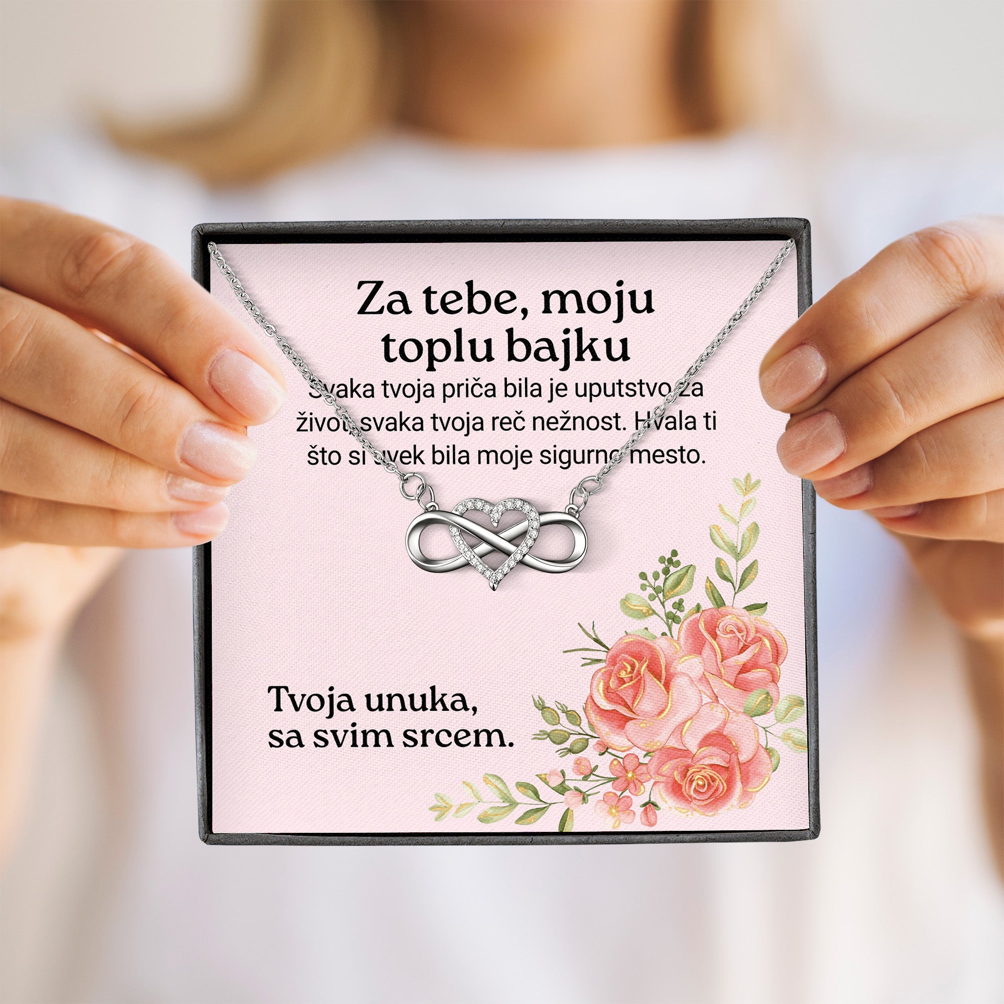 Za tebe, moju toplu bajku – Posveta sa lančićem za baku od unuke (pink ruže)